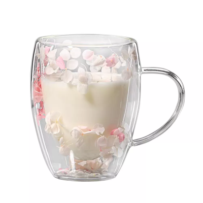 Tasse en verre à double paroi avec poignée et fleurs séchées